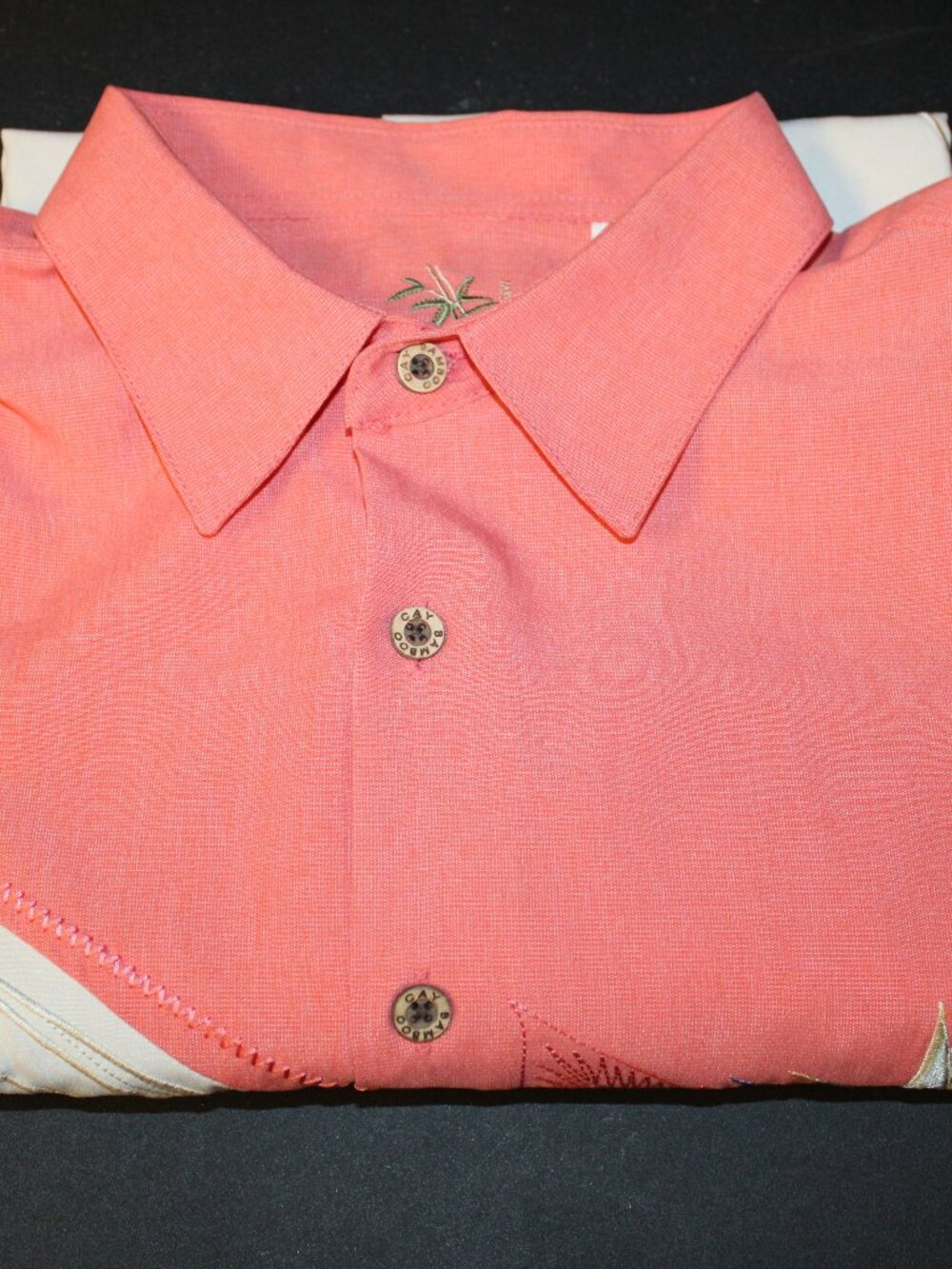 Men's short sleeve Hawaiian style vacation shirt size large 70% Modal 30% polyes